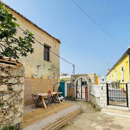 Guesthouse Near The Castle Of Himare Bagian luar foto