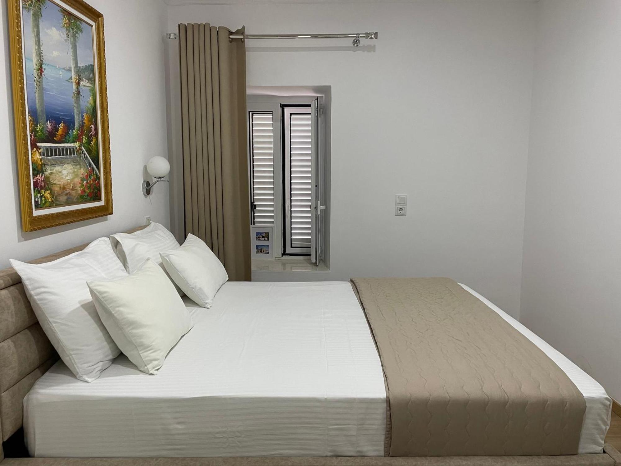 Guesthouse Near The Castle Of Himare Bagian luar foto