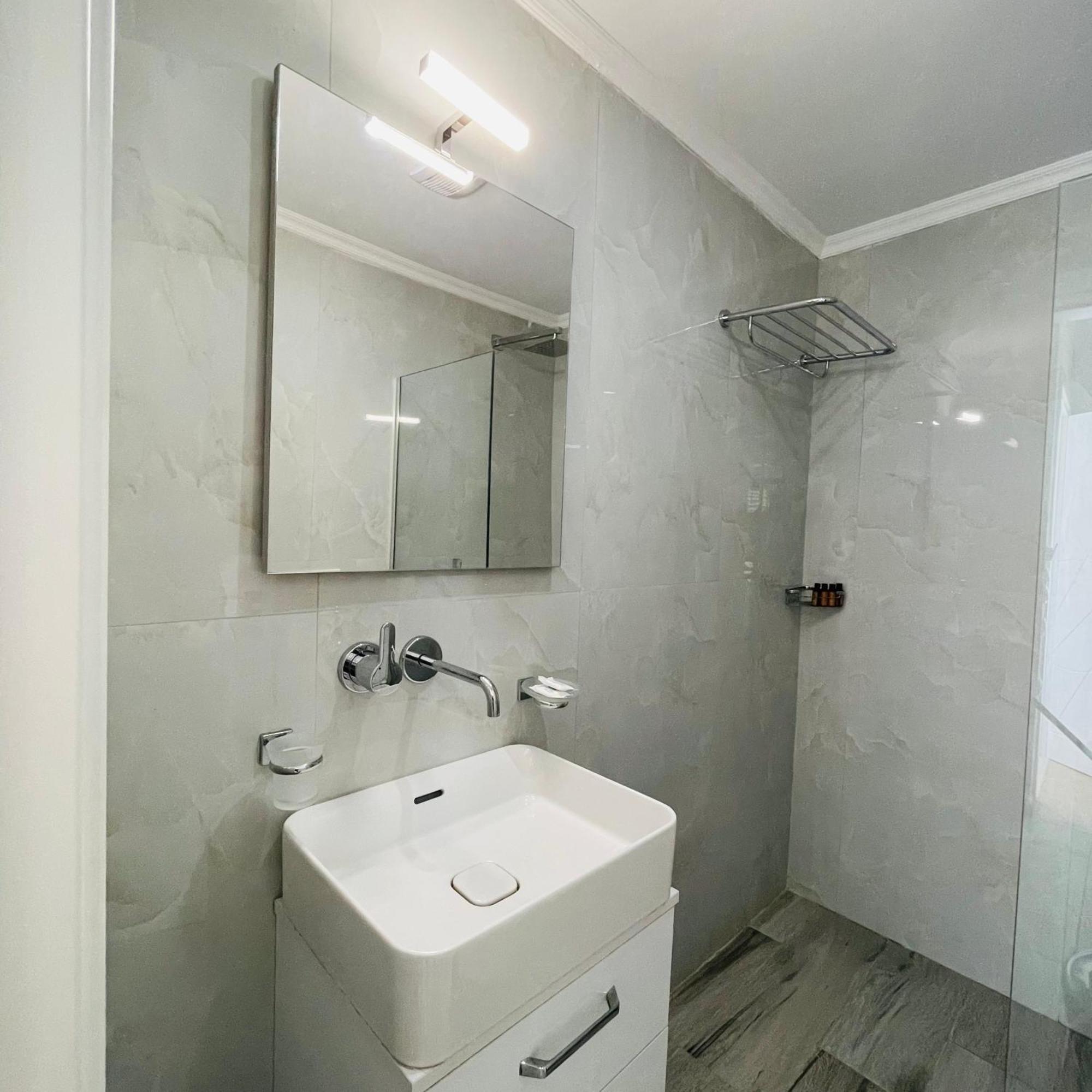 Guesthouse Near The Castle Of Himare Bagian luar foto
