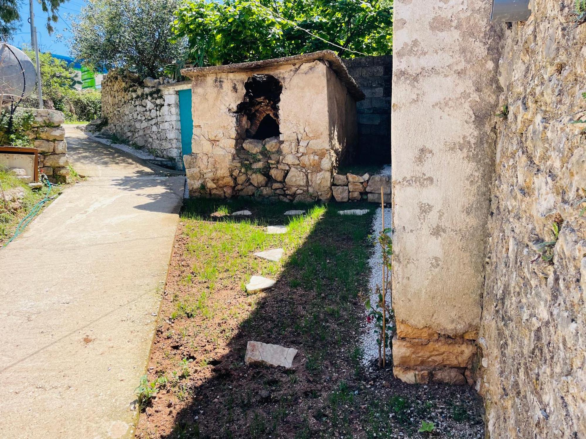 Guesthouse Near The Castle Of Himare Bagian luar foto