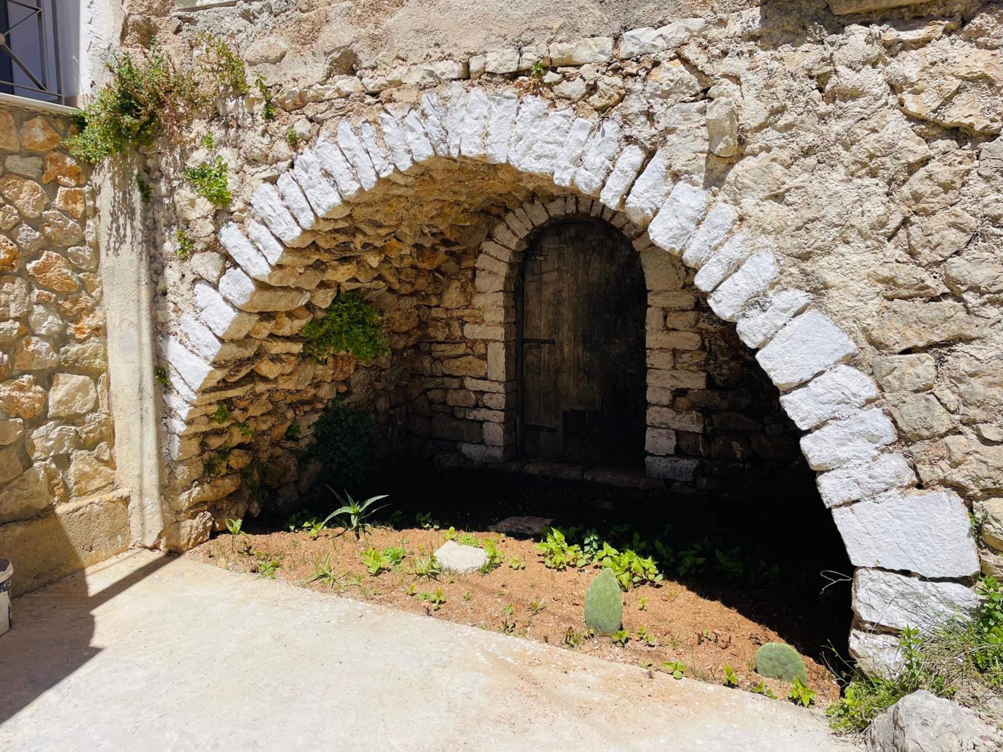 Guesthouse Near The Castle Of Himare Bagian luar foto