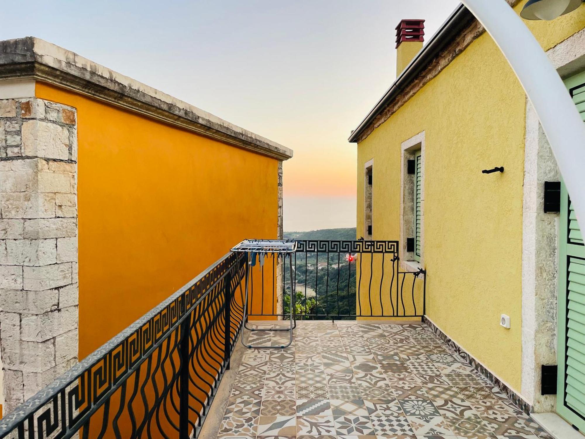 Guesthouse Near The Castle Of Himare Bagian luar foto