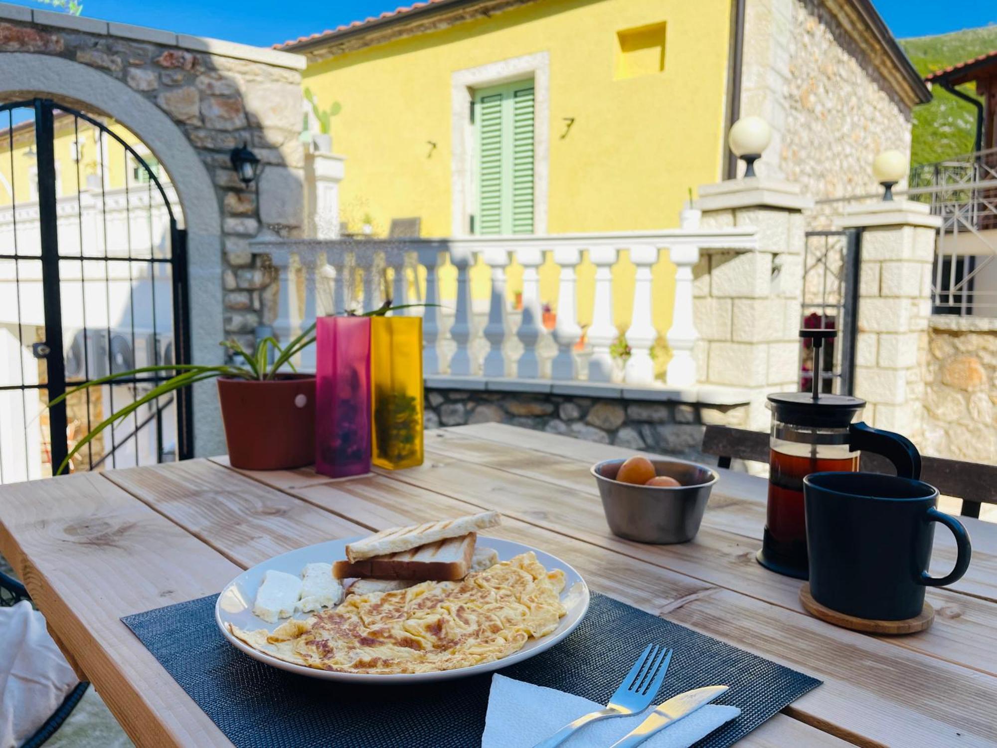 Guesthouse Near The Castle Of Himare Bagian luar foto