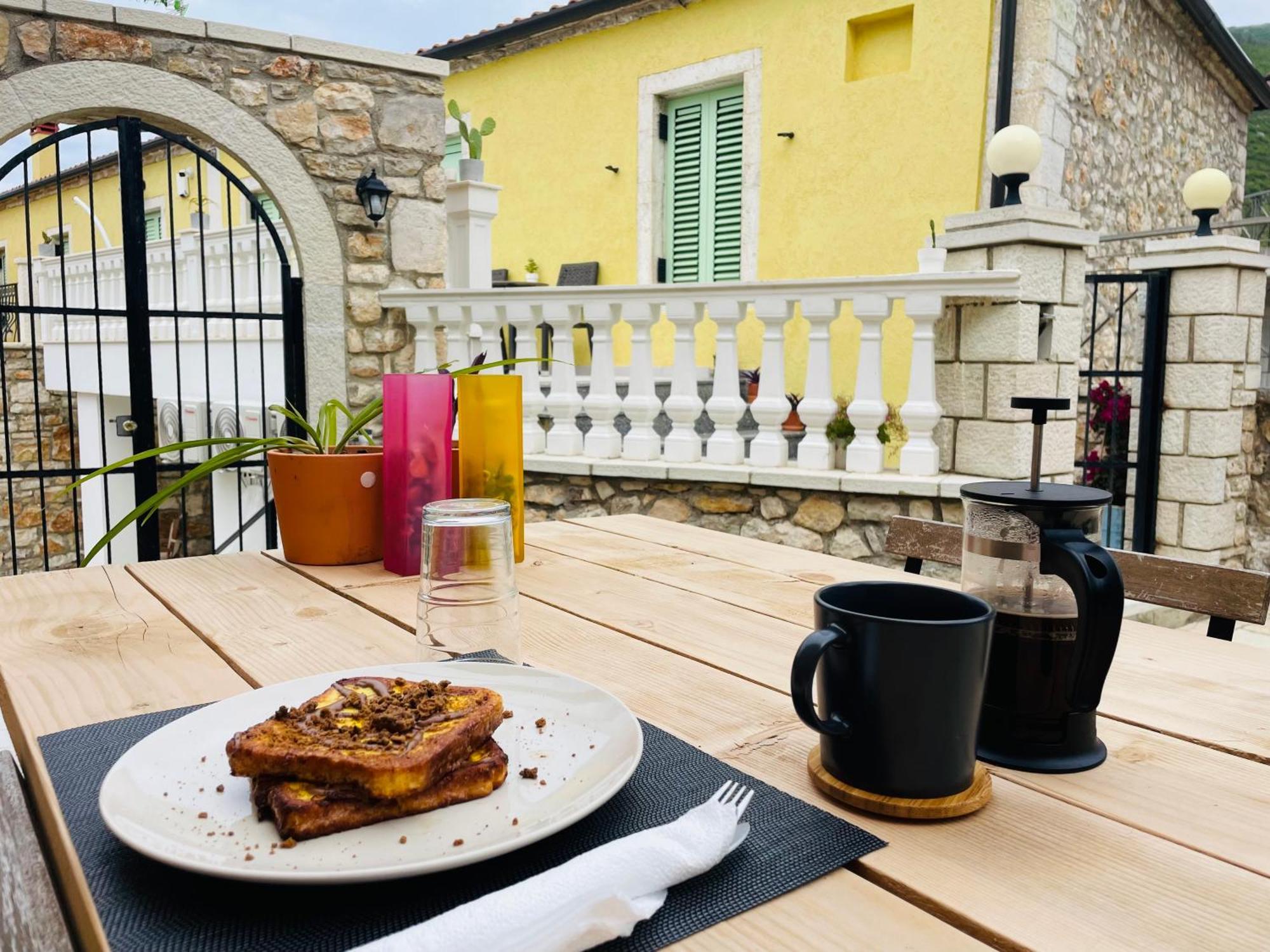 Guesthouse Near The Castle Of Himare Bagian luar foto
