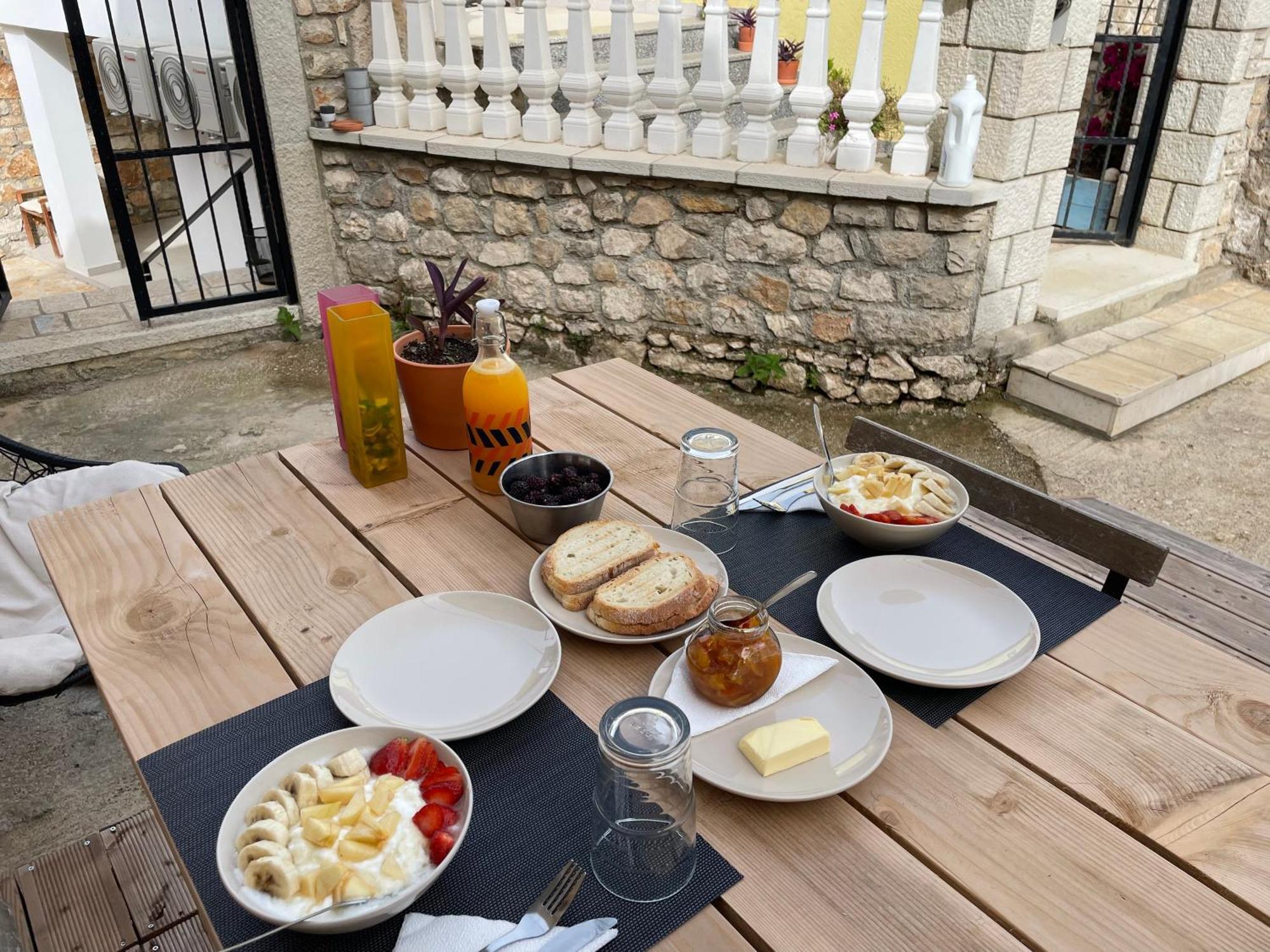 Guesthouse Near The Castle Of Himare Bagian luar foto
