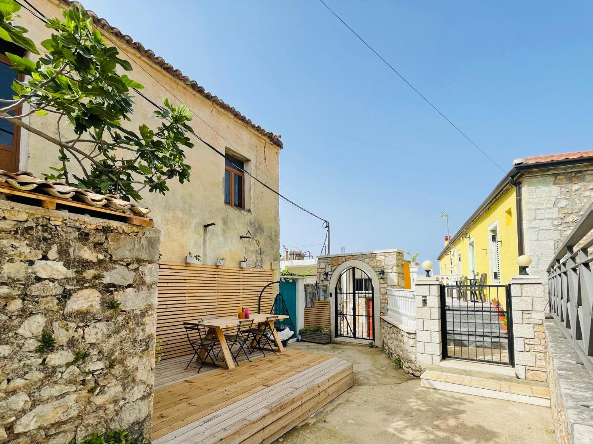 Guesthouse Near The Castle Of Himare Bagian luar foto