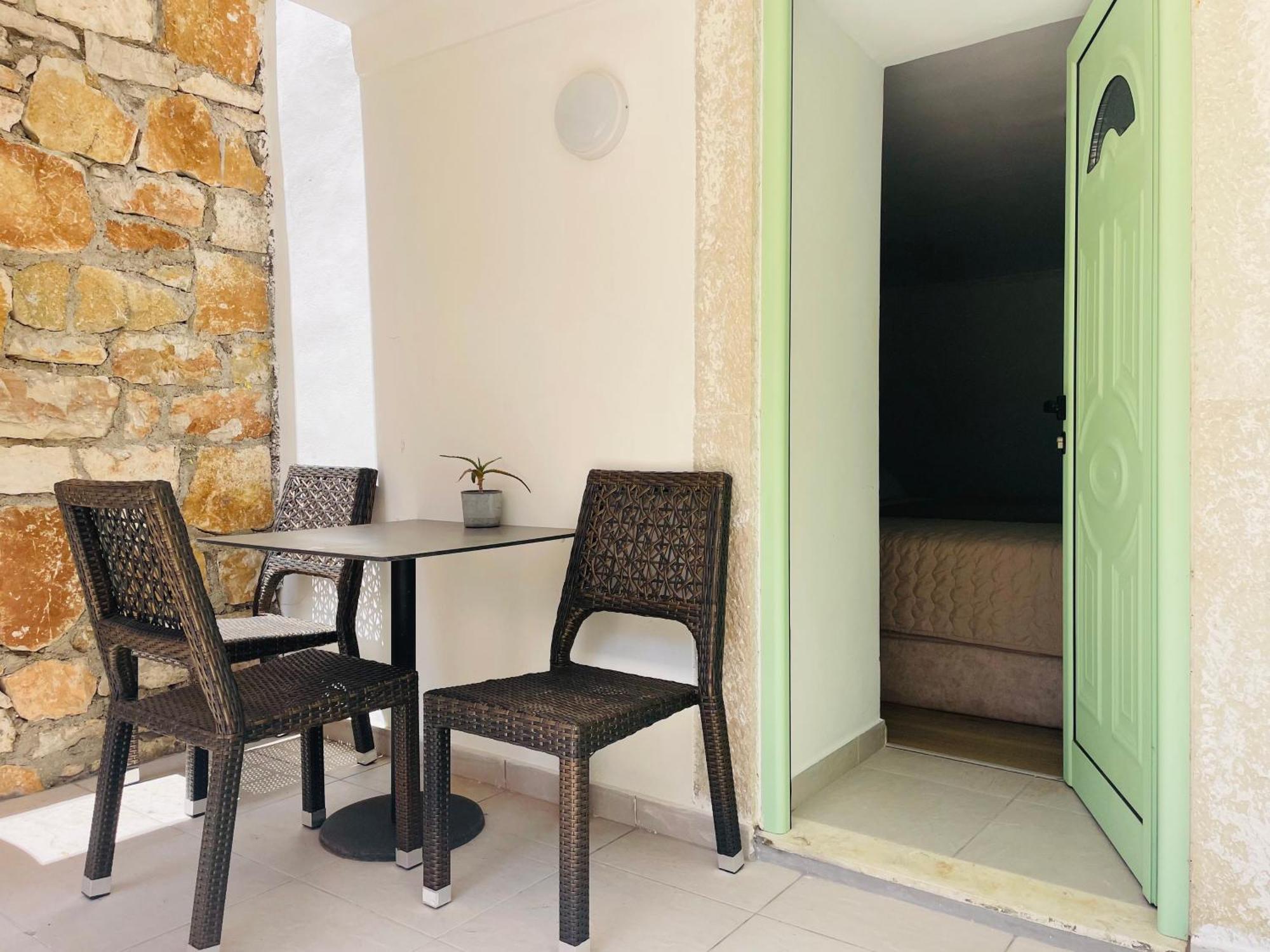 Guesthouse Near The Castle Of Himare Bagian luar foto