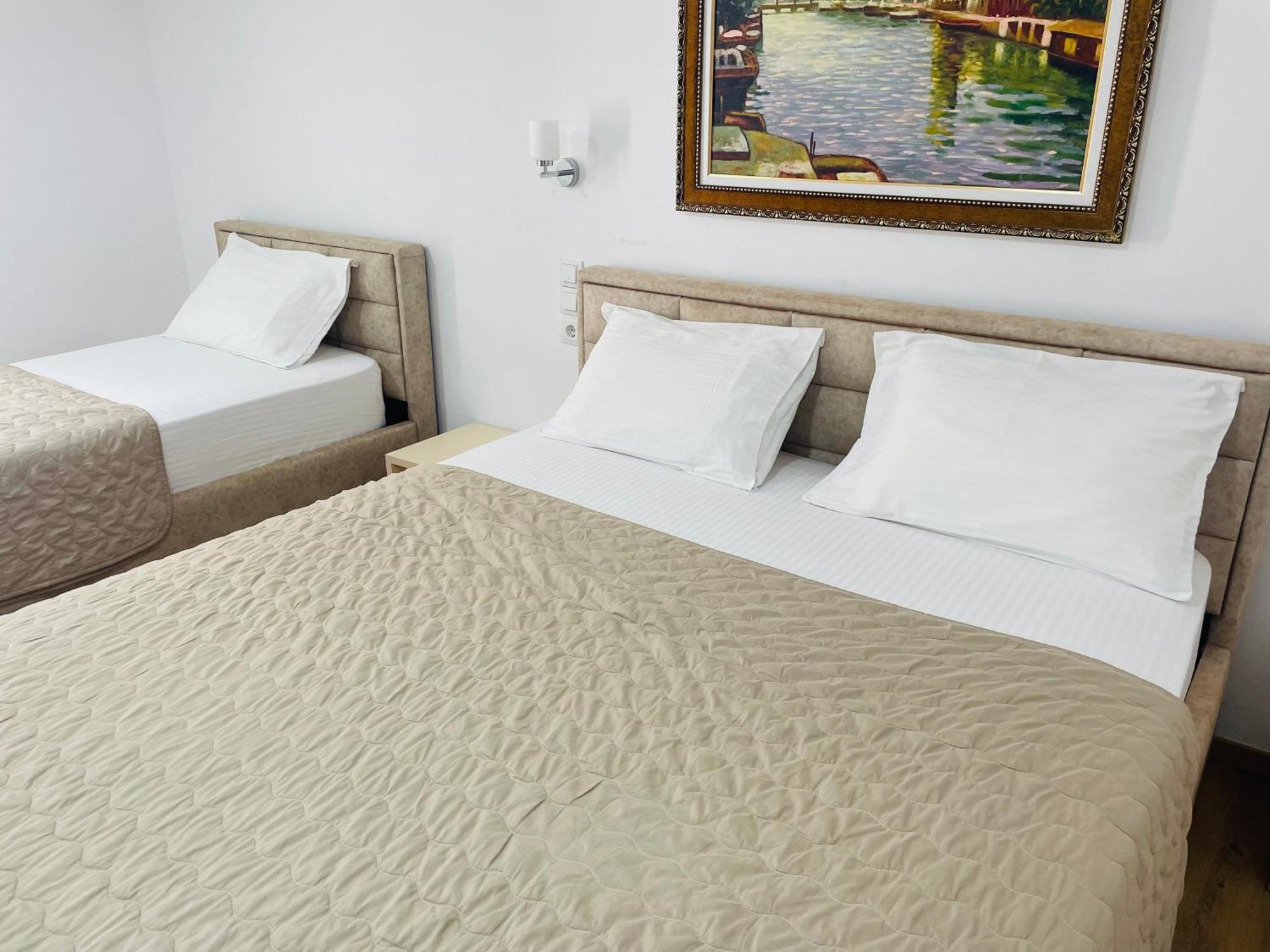 Guesthouse Near The Castle Of Himare Bagian luar foto