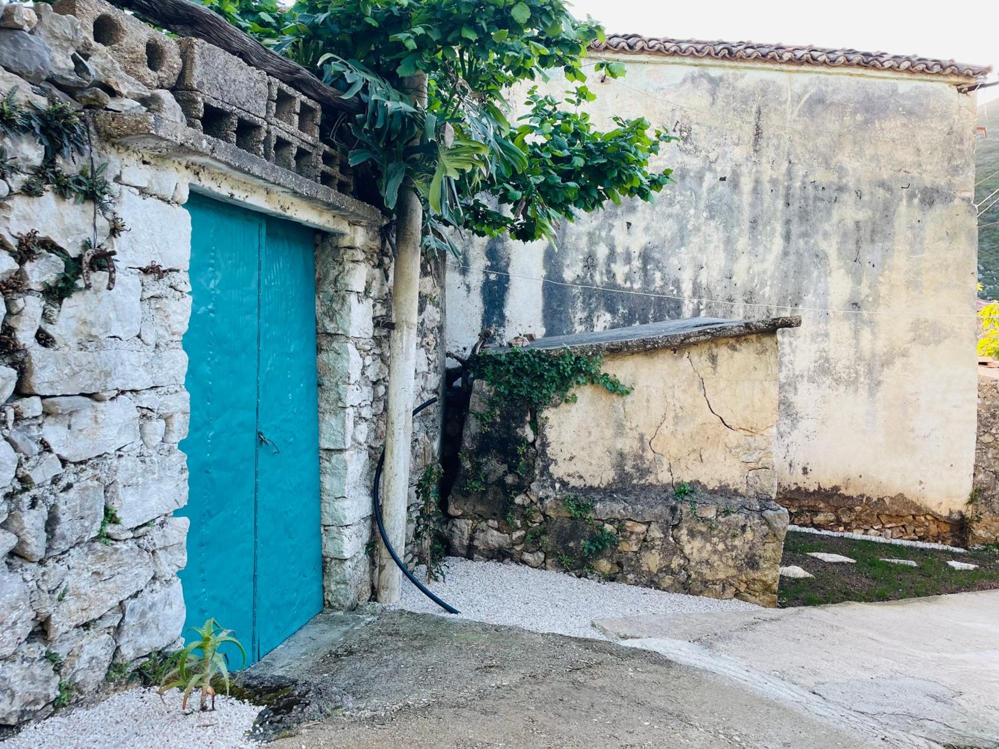 Guesthouse Near The Castle Of Himare Bagian luar foto