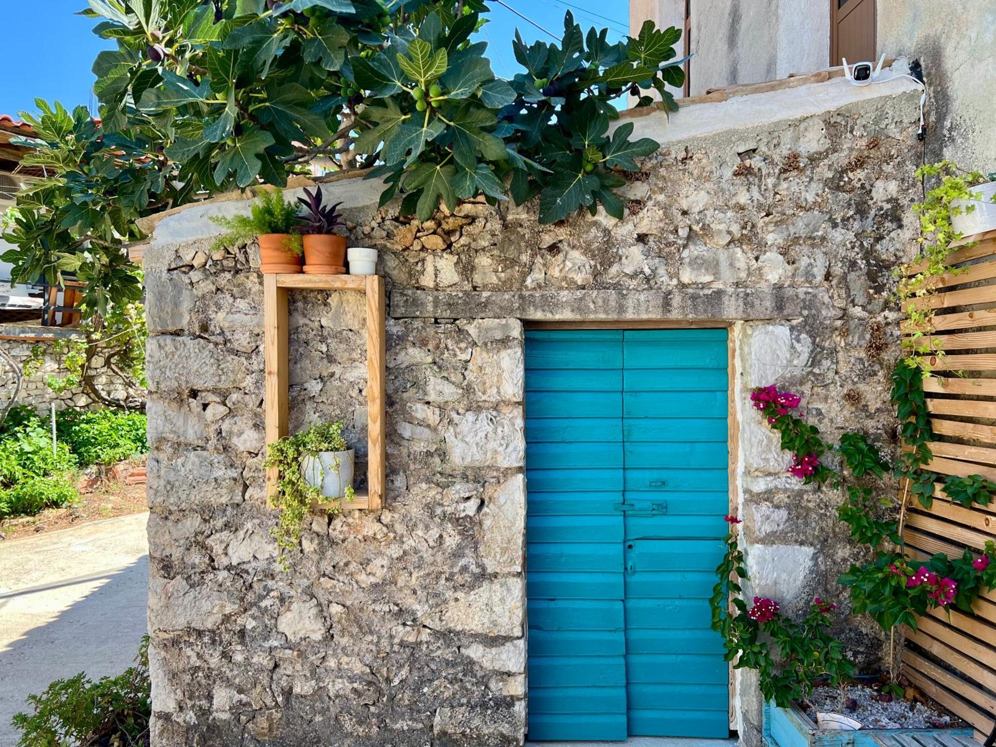 Guesthouse Near The Castle Of Himare Bagian luar foto