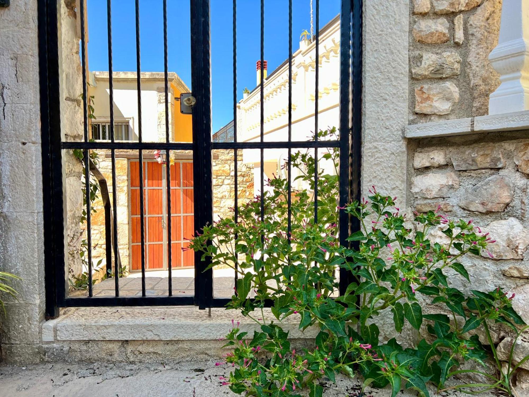 Guesthouse Near The Castle Of Himare Bagian luar foto