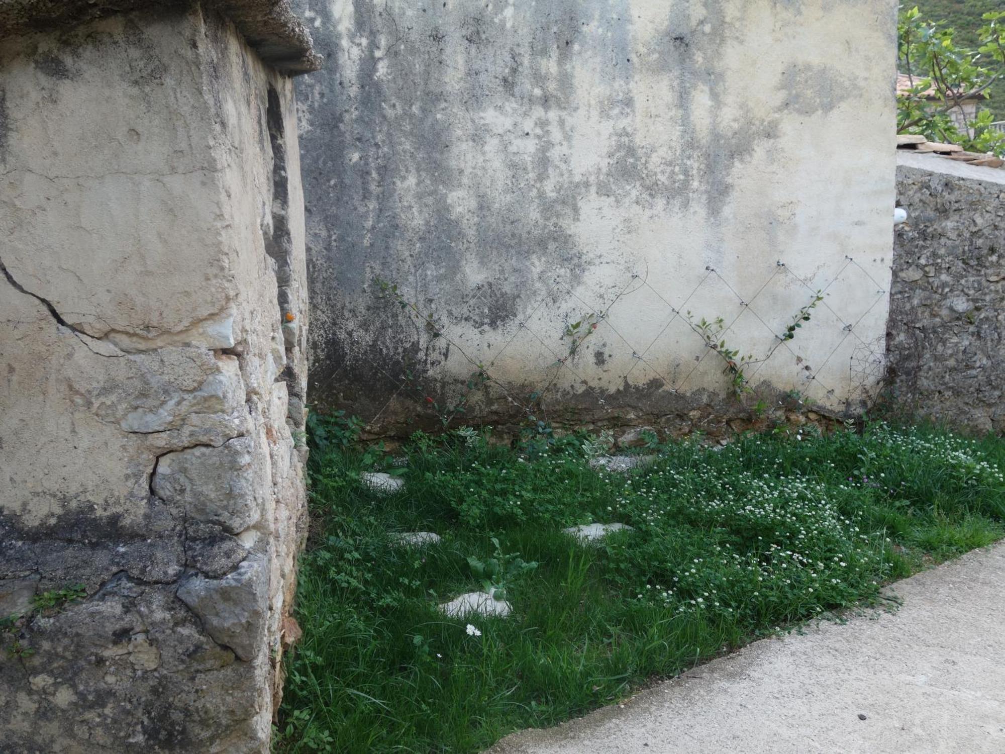 Guesthouse Near The Castle Of Himare Bagian luar foto