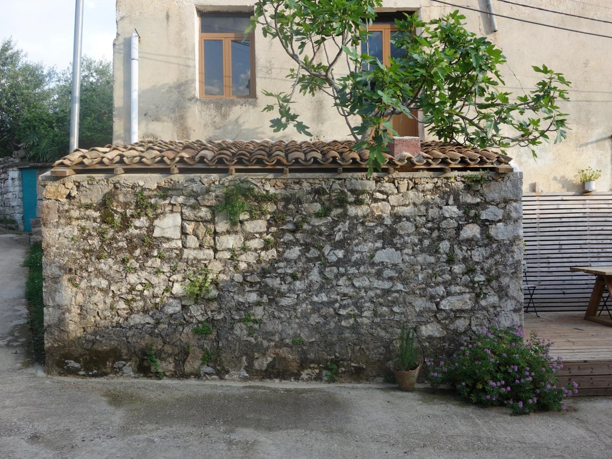 Guesthouse Near The Castle Of Himare Bagian luar foto