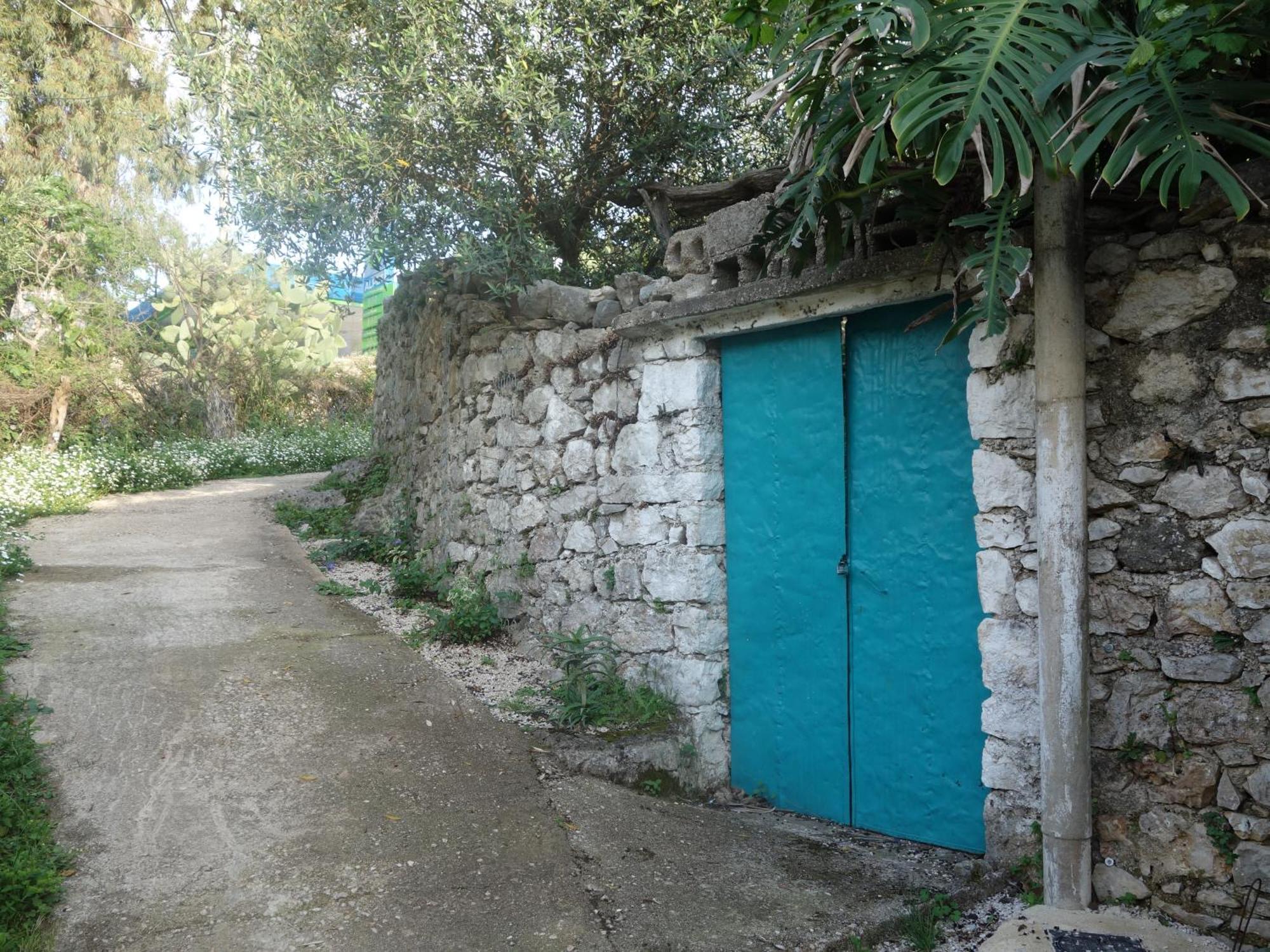 Guesthouse Near The Castle Of Himare Bagian luar foto