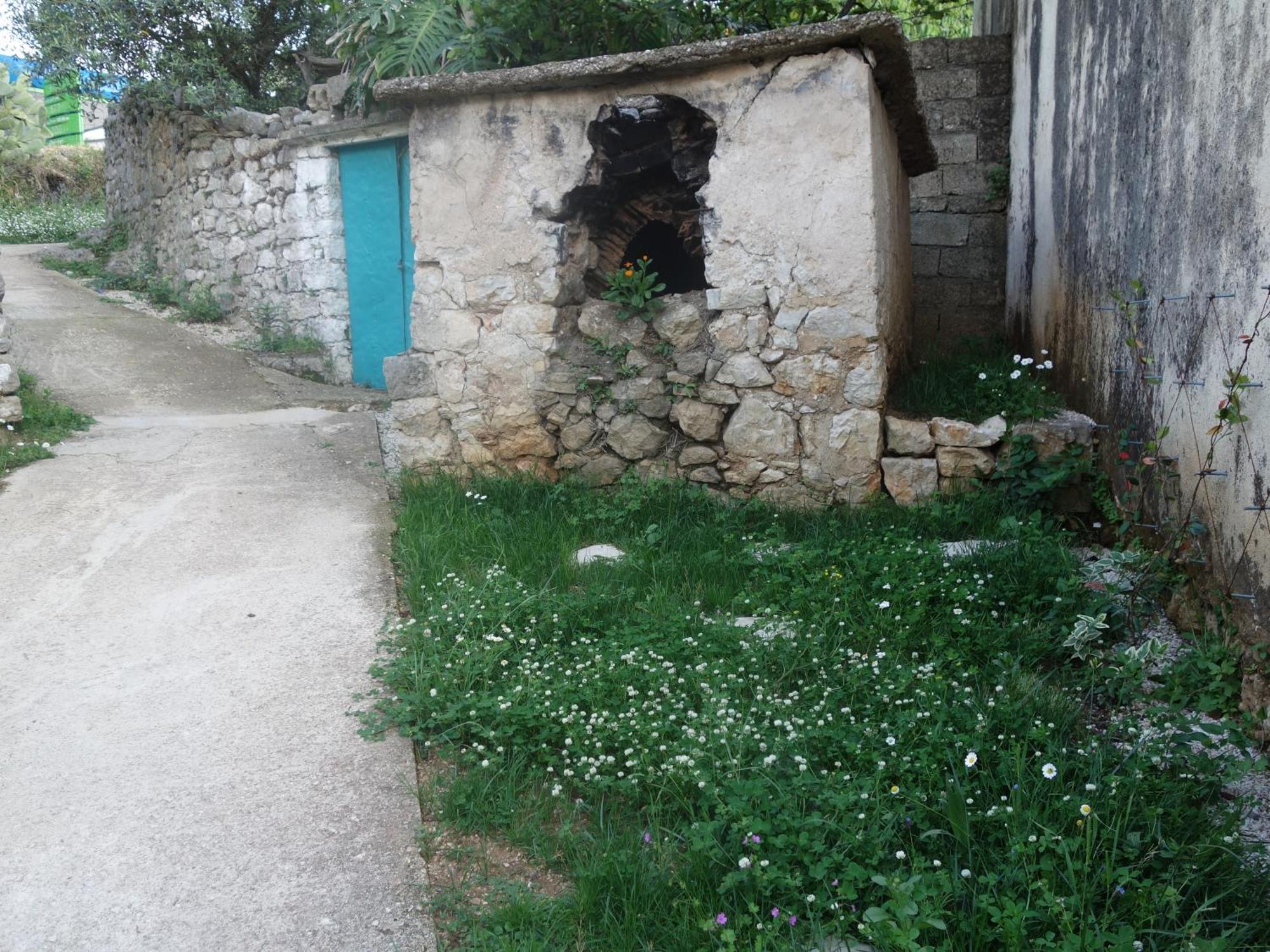 Guesthouse Near The Castle Of Himare Bagian luar foto